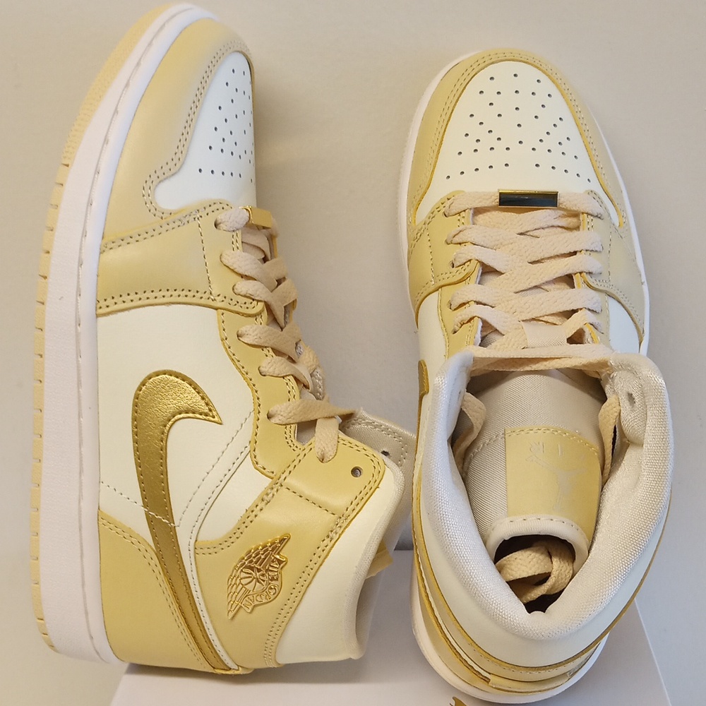 WMNS AIR JORDAN 1 MID SE (7.5W) - Picture 9 of 14
